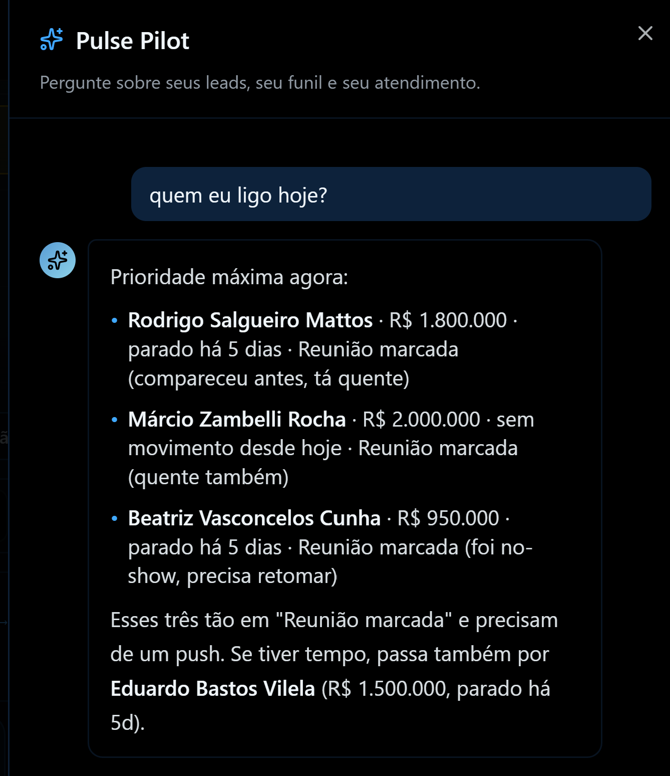 Conversa com o Pulse Pilot. A pergunta “quem eu ligo hoje?” recebe como resposta uma lista de leads prioritários, com valor, tempo parado e etapa do funil.